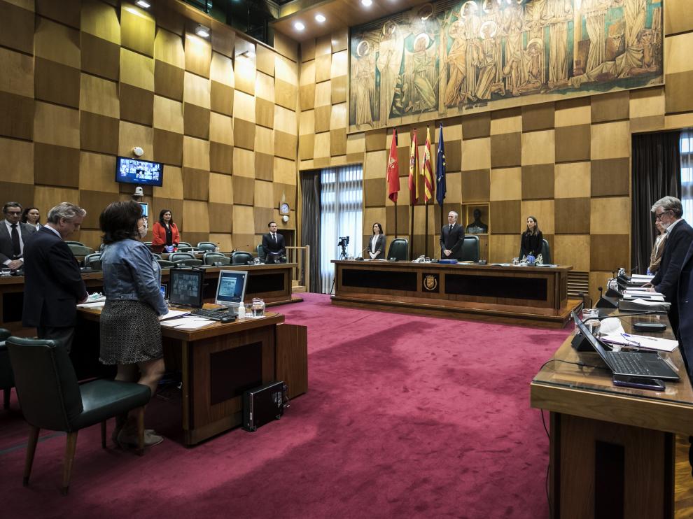 Los concejales guardaron un minuto de silencio por las víctimas de la covid-19 al inicio del pleno municipal de este jueves.