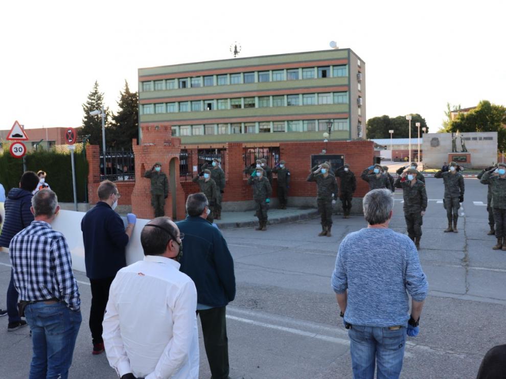 Homenaje de los taxistas a los militares del Regimiento de Pontoneros, en el cuartel Sangenis de Monzalbarba.