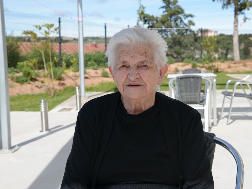 Avelina Asensio, de 102 años, en el jardín de la residencia de Los Paúles, donde vive.