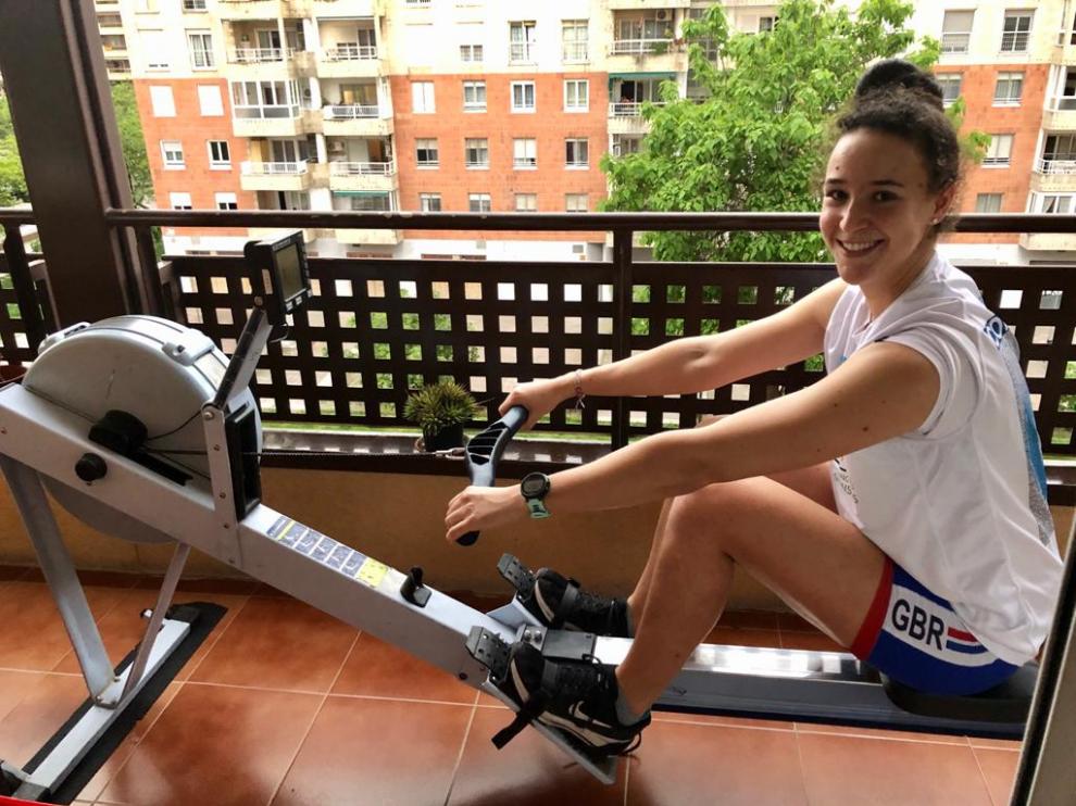 Esher Briz Zamorano entrena con un remoergómetro en su casa de Zaragoza