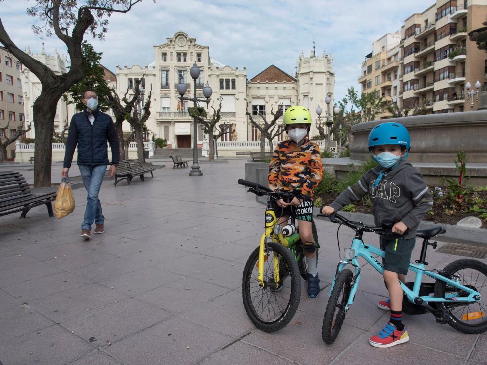 Niños en la plaza Navarra de Huesca el domingo 26 de abril, primer día autorizado de salida para los más pequeños