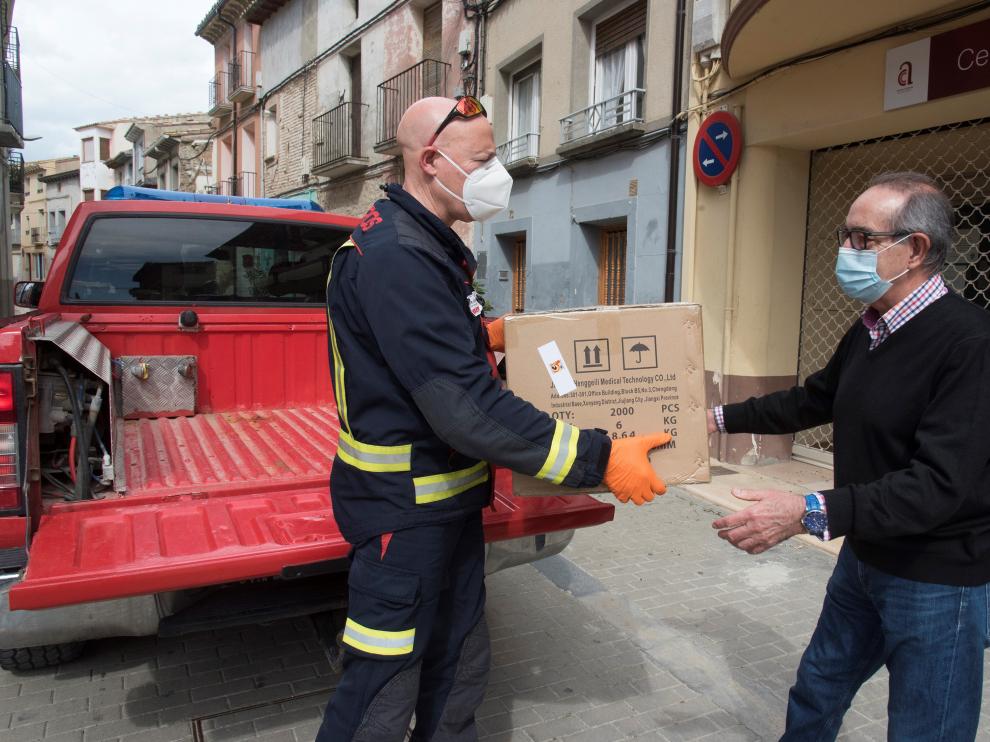 Reparto de mascarillas adquiridas por la Diputación en Almudévar.