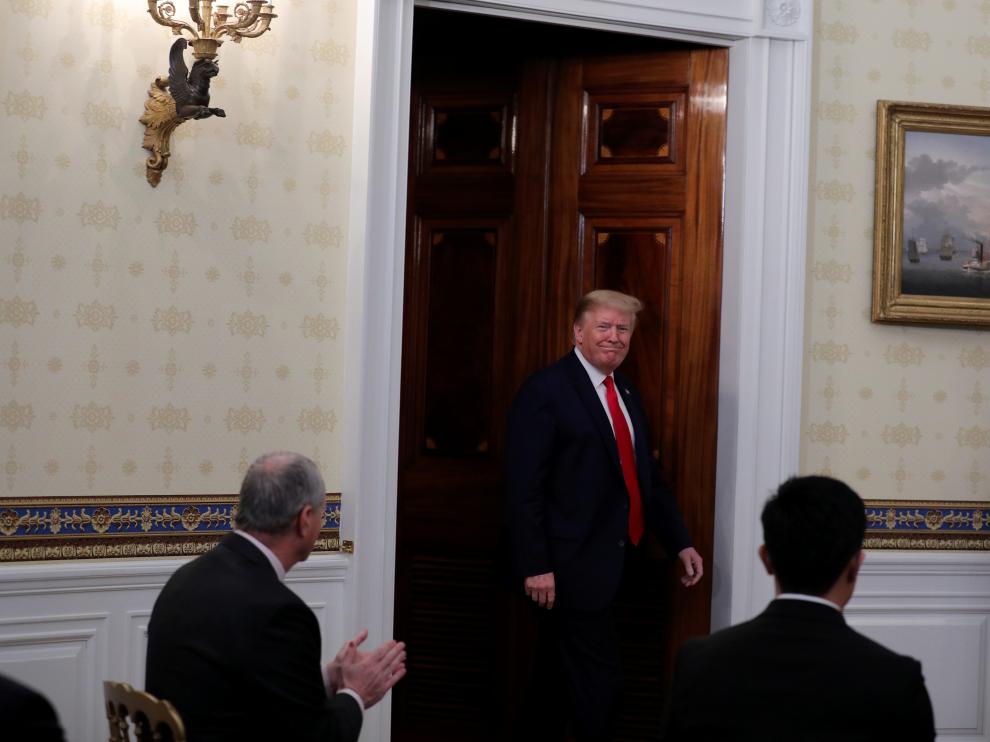 U.S. President Donald Trump arrives for a coronavirus response event in the Blue Room at the White House in Washington, U.S., May 1, 2020. REUTERS/Carlos Barria [[[REUTERS VOCENTO]]] HEALTH-CORONAVIRUS/USA