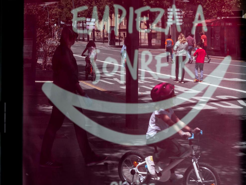 Varios niños acompañados por sus padres pasean esta viernes por la gran vía de Murcia.