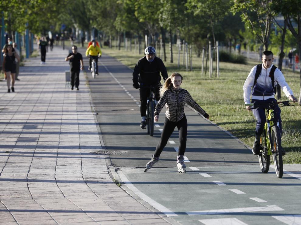 Primer día de la salida para pasear y hacer deporte por Zaragoza