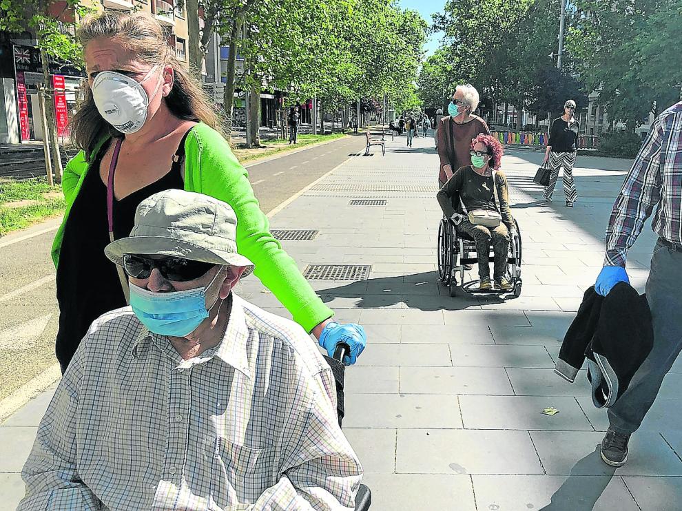 José y su hija Nerea, en primer plano a la izquierda, en la Gran Vía de Zaragoza.