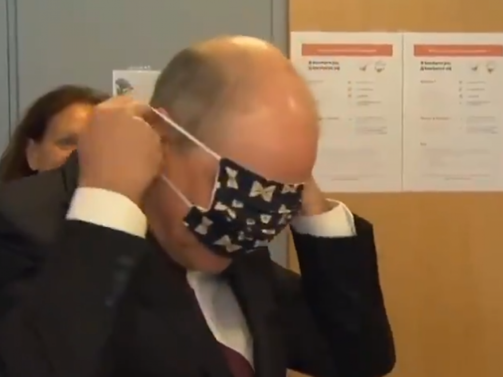 Koen Geens, ministro de Justicia belga, intentado colocarse la mascarilla.
