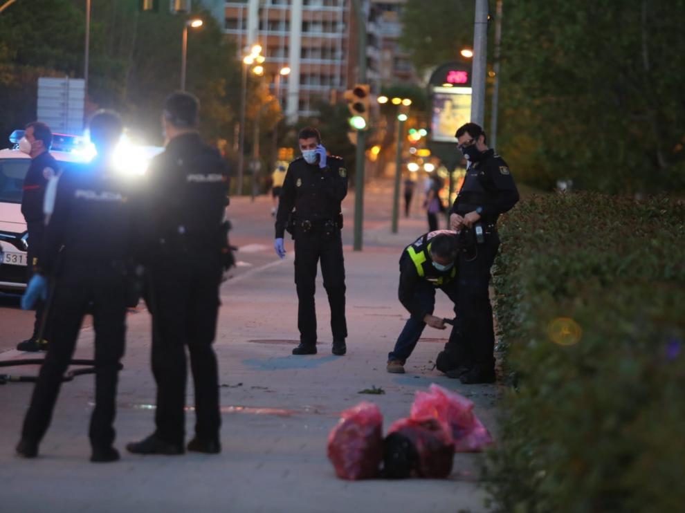 La Policía Nacional recogiendo pruebas en el lugar del suceso.