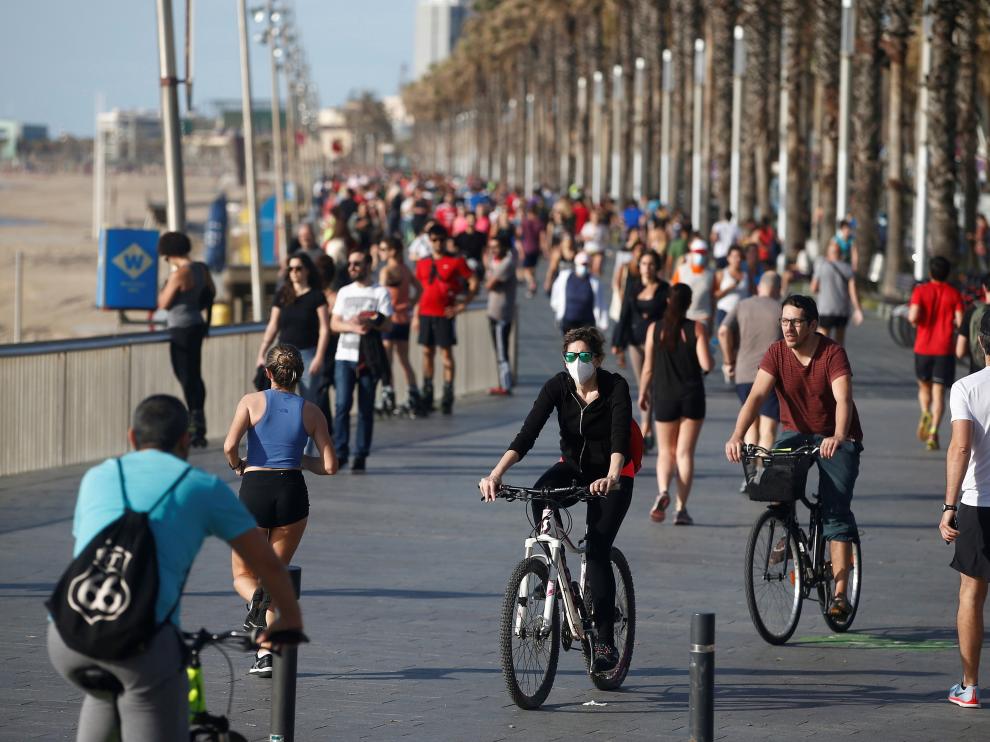 Miles de españoles salen por primera vez, desde que se decretó el estado de alarma, a hacer deporte y a pasear
