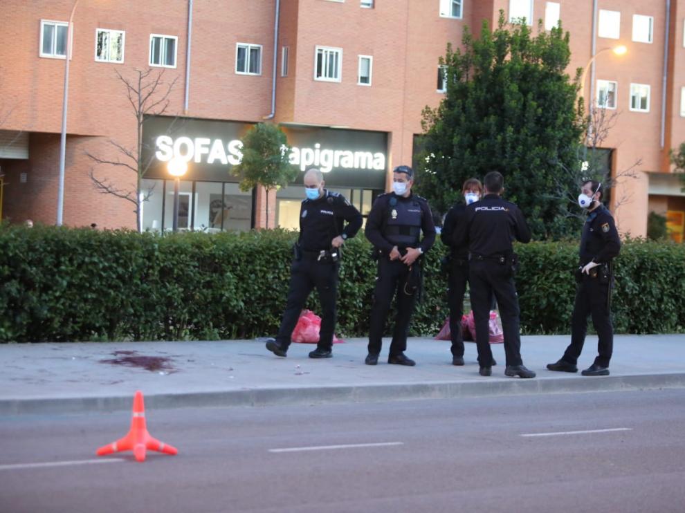 Agentes de la Policía Nacional, en el lugar donde se produjo la agresión.