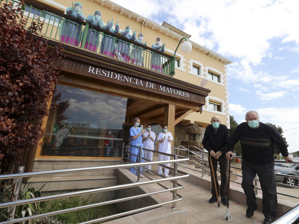 Dos ancianos abandonan la residencia de Yéqueda con el alta.