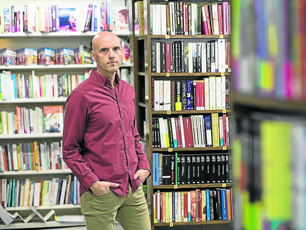 Óscar Martín, presidente de los libreros aragoneses, en su establecimiento zaragozano.