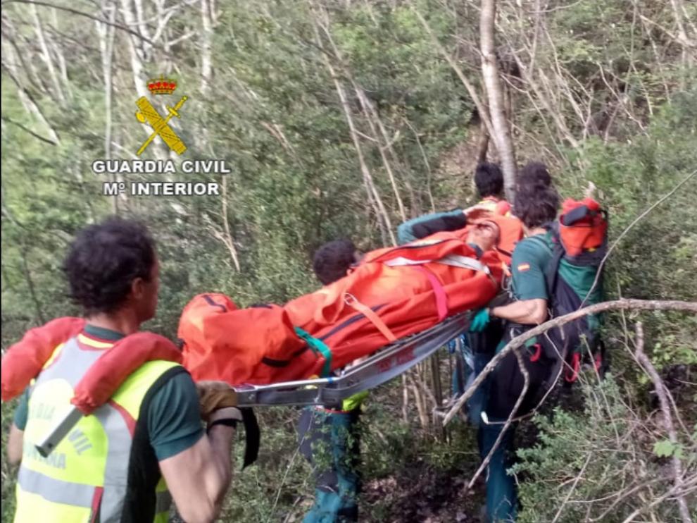 Los especialistas del Greim de Benasque tuvieron que traslada al herido en camilla.