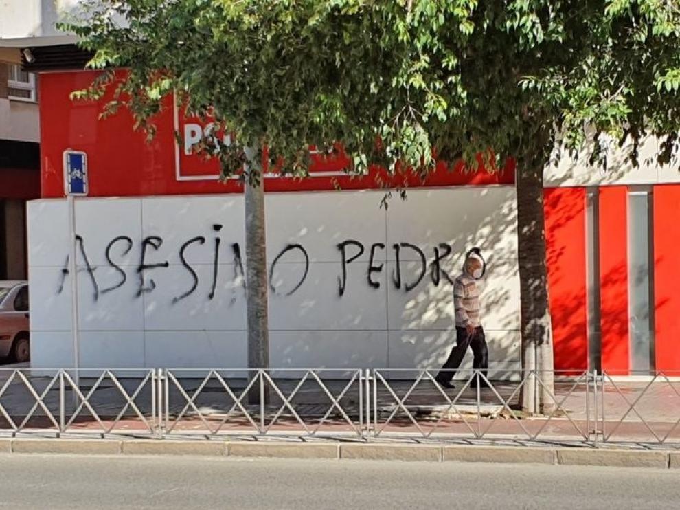 Pintada en la sede del PSOE en Córdoba contra Pedro Sánchez.