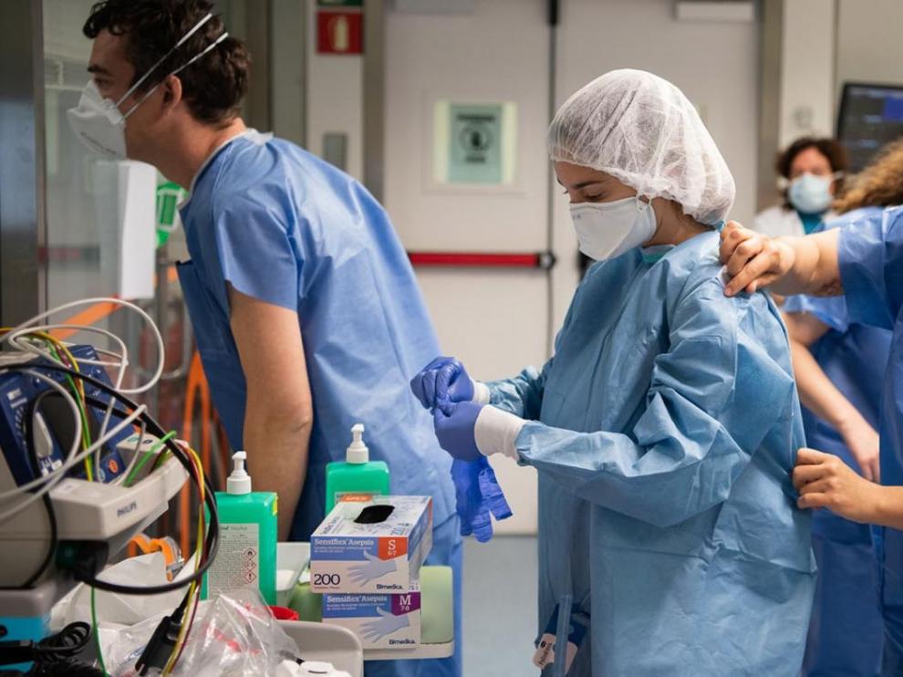 Profesionales sanitarios trabajan en un hospital.