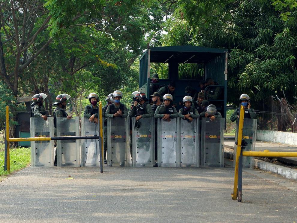 Members of the Bolivarian national guard stand outside Los Llanos penitentiary after a riot erupted inside the prison leaving dozens of dead as the spread of the coronavirus disease (COVID-19) continues in Guanare, Venezuela May 2, 2020. REUTERS/Freddy Rodriguez NO RESALES. NO ARCHIVE. [[[REUTERS VOCENTO]]] VENEZUELA-PRISON/