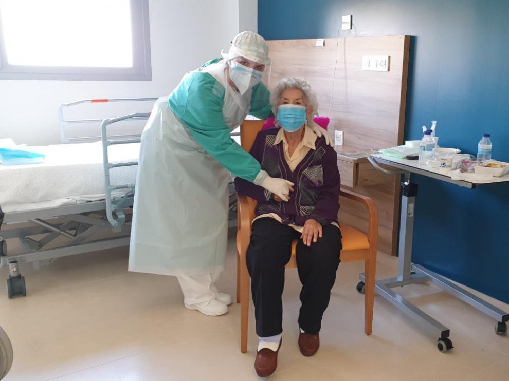 Una paciente de la residencia de Casetas con una trabajadora.