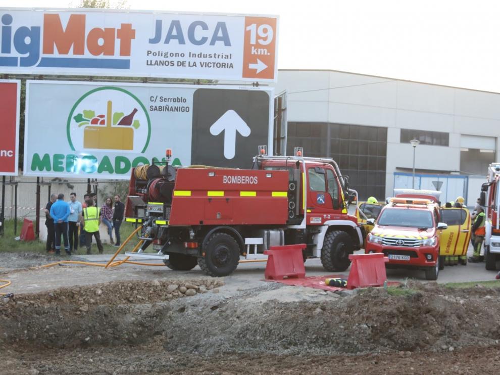 Bomberos de varias comarcas y también de Zaragoza han acudido para atajar la explosión y la fuga de cloro de la empresa de Sabiñánigo
