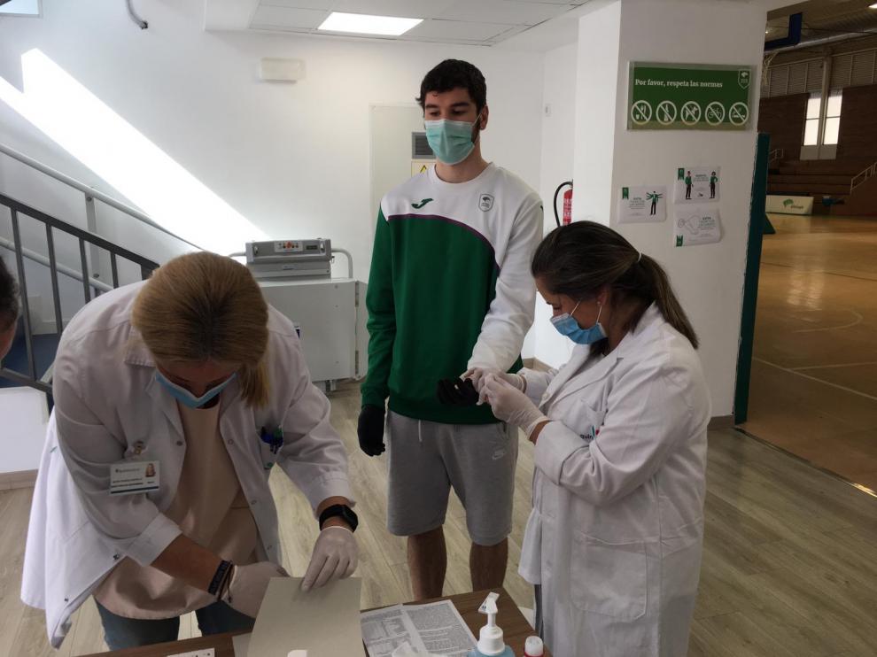 Darío Brizuela, jugador del Unicaja de Málaga, se somete al test del coronavirus.