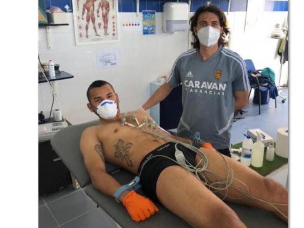 Luis Suárez, en la camilla, junto al fisioterapeuta Jesús Dueñas, en la mañana de este lunes en la Ciudad Deportiva del Real Zaragoza.