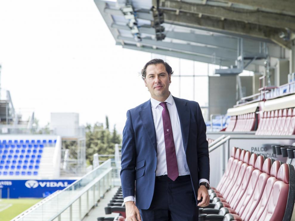 Rubén García, director deportivo de la SD Huesca, en el palco de El Alcoraz.