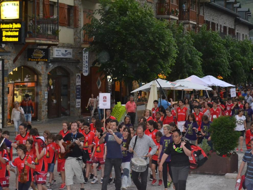 Desfile por Benasque de los participantes en el Torneo Valle Escondido, durante una pasada edición.
