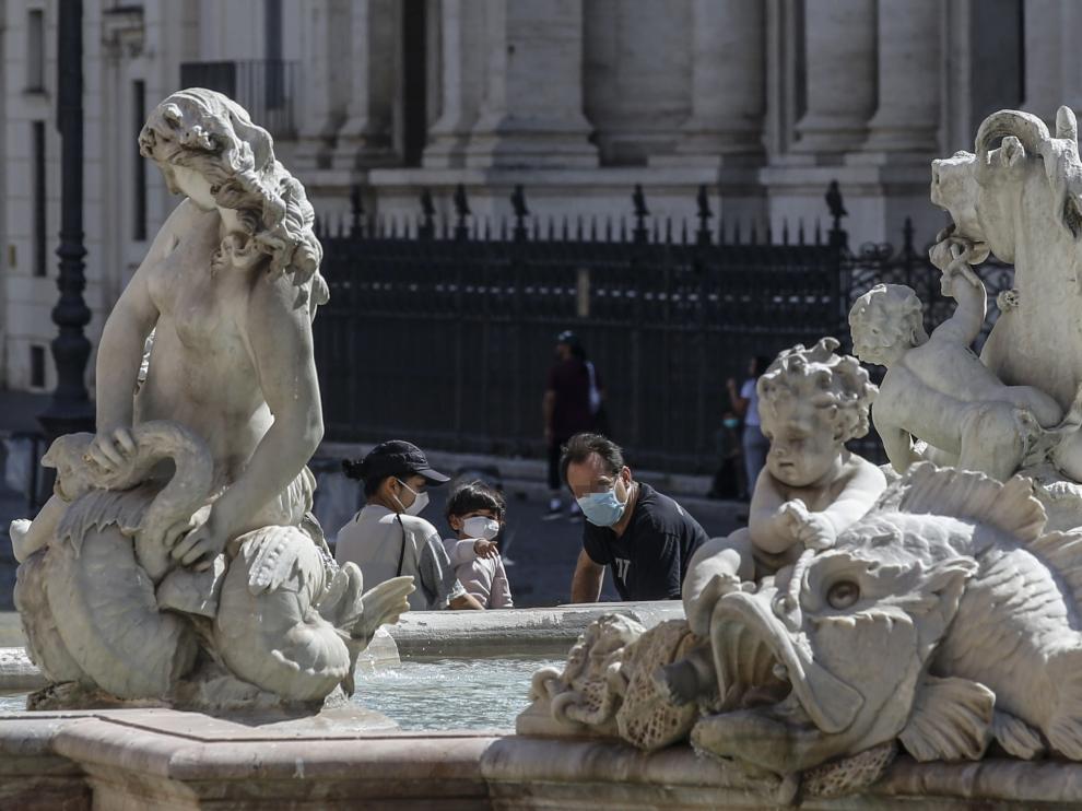 Gente con mascarillas en la plaza Navona de Roma, este 5 de mayo.