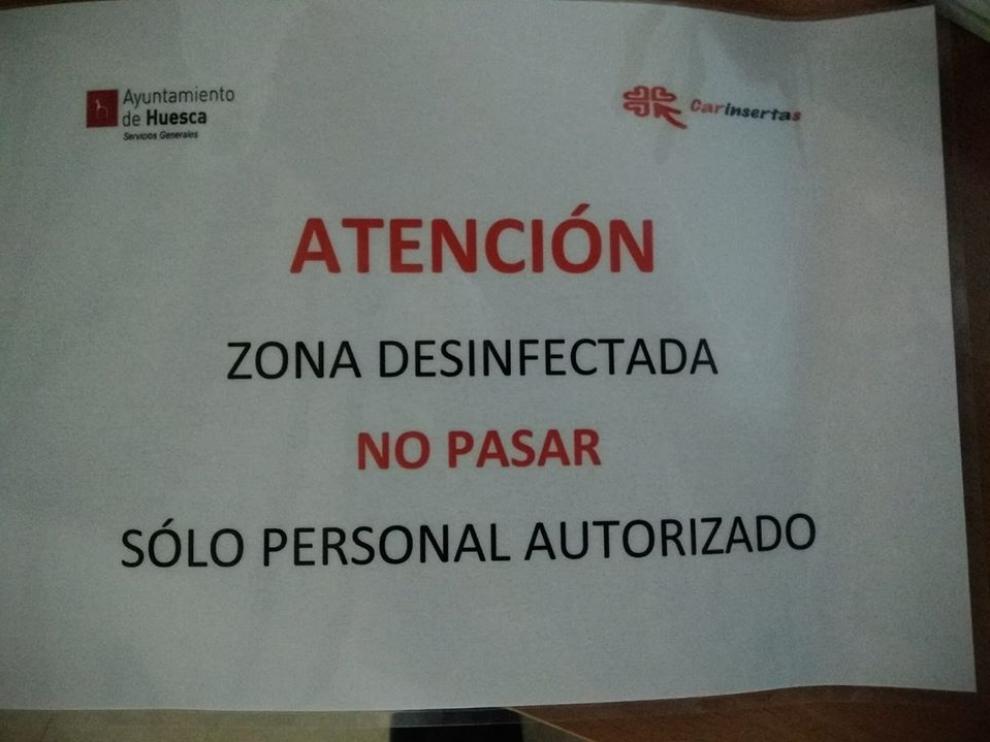 Aviso colocado en el acceso a dependencias del Ayuntamiento de Huesca.