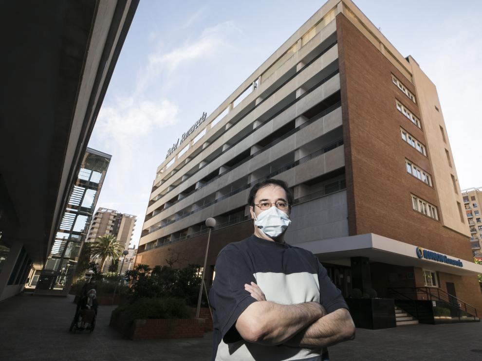 Fernando Gracia este miércoles junto al hotel Ilunion Romareda en Zaragoza.