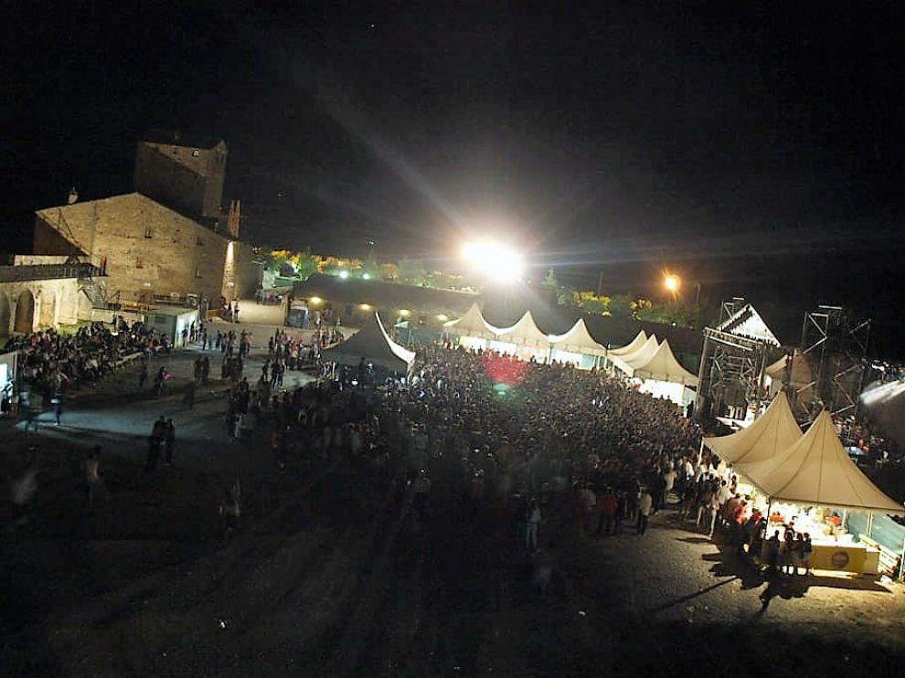 Fotografía de archivo de un concierto en la explanada del castillo de Aínsa.