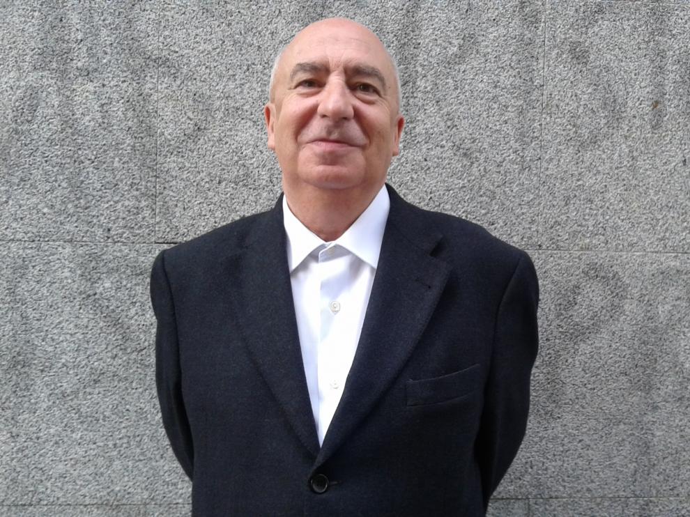Ángel Guinda vuelve a la poesía.