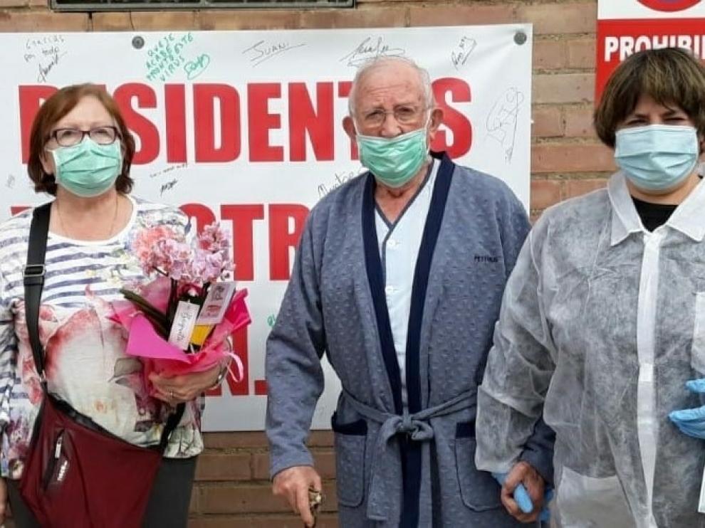 Los dos primeros internos en regresar a la residencia posan junto a la directora, Pilar Guerrero.