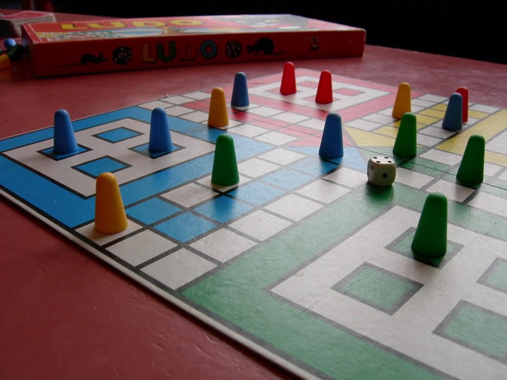 El parchís es uno de los juegos de mesa tradicionales para disfrutar de una divertida tarde en familia.