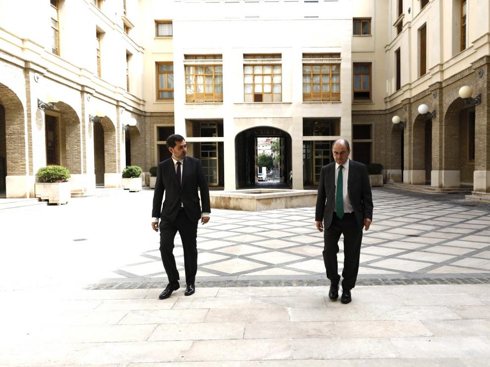 El presidente de Aragón, Javier Lambán, y el máximo responsable de CEOE, Ricardo Mur, en el Pignatellí donde este jueves mantuvieron una reunión.