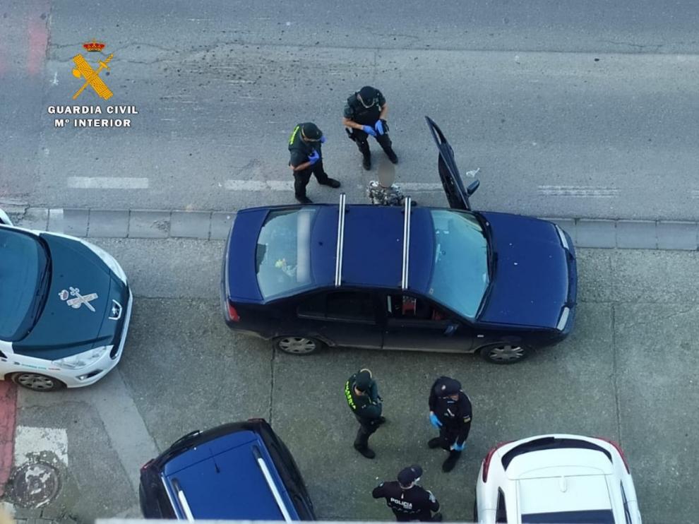 Momento en que la Guardia Civil intercepta el coche donde iban los dos investigados con un bebé.