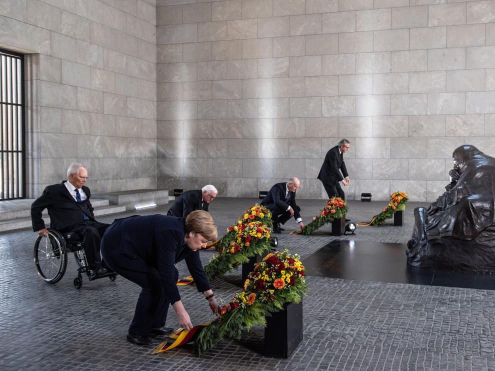 Berlin (Germany), 08/05/2020.- German Chancellor Angela Merkel, President of the German Parliament Bundestag Wolfgang Schaeuble, German President Frank-Walter Steinmeier, President of the Federal Council Bundesrat in Germany Dietmar Woidke and the presiding judge of the German Federal Constitutional Court's second senate, Andreas Vosskuhle attend wreath-laying ceremony to mark the 75th anniversary of the end of World War Two, at the Neue Wache Memorial in Berlin, Germany, 08 May 2020. Countries in Europe are commemorating the Victory in Europe Day, known as VE Day that celebrates Nazi Germany's unconditional surrender during World World II on 08 May 1945. (Alemania) EFE/EPA/FILIP SINGER / POOL 75th anniversary the end of the Second World War