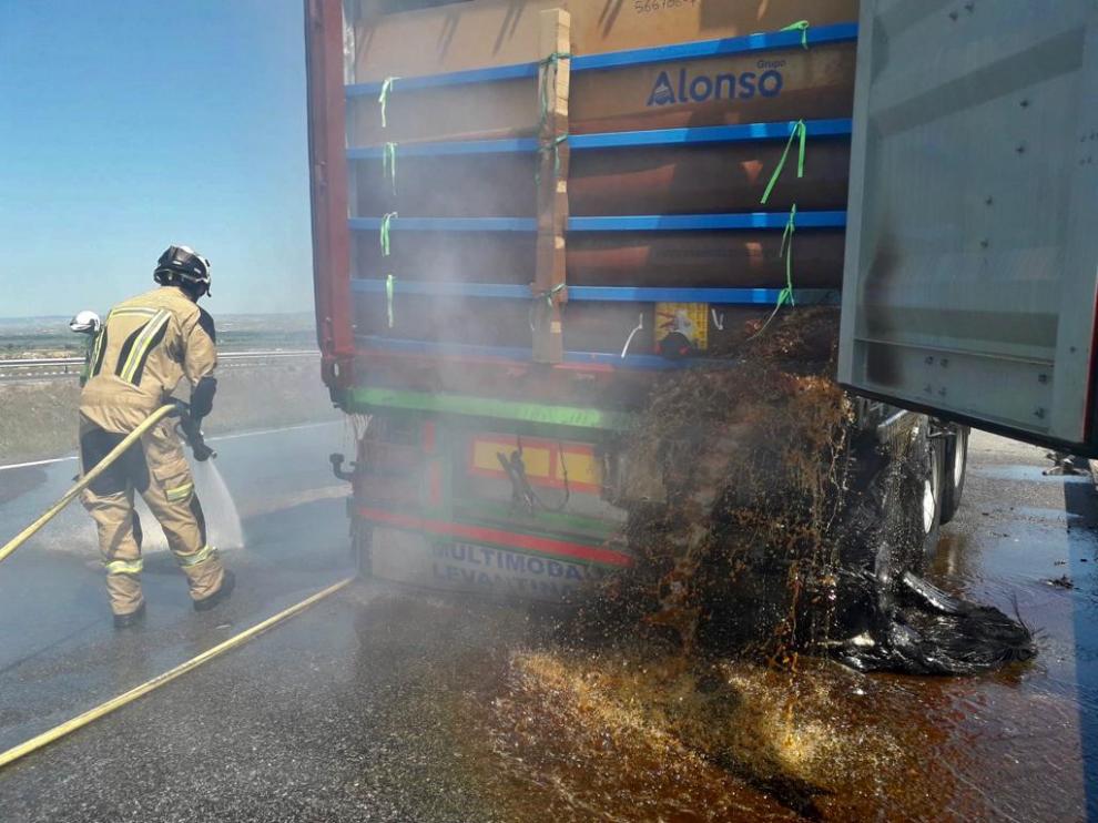 Bomberos de la DPZ sofocando las llamas de un trailer que transportaba 20.000 litros de glicerina