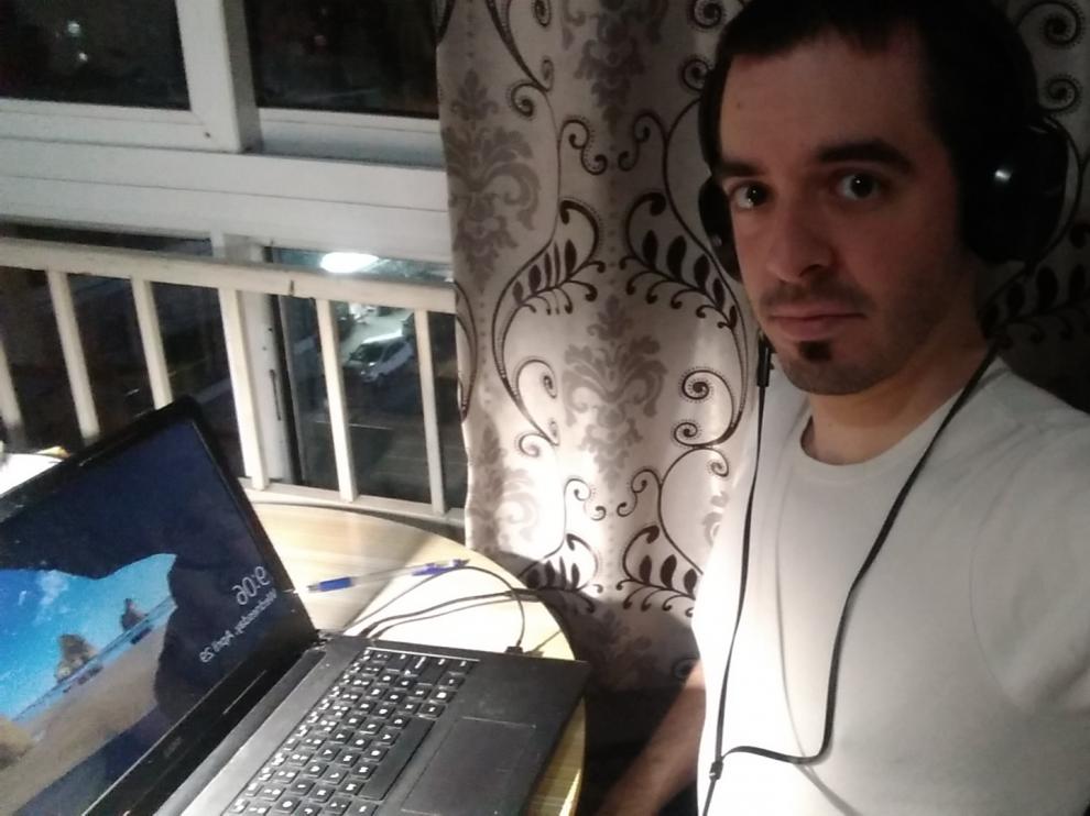 Gabriel Alfranca, en la habitación donde vive en Shanghai.