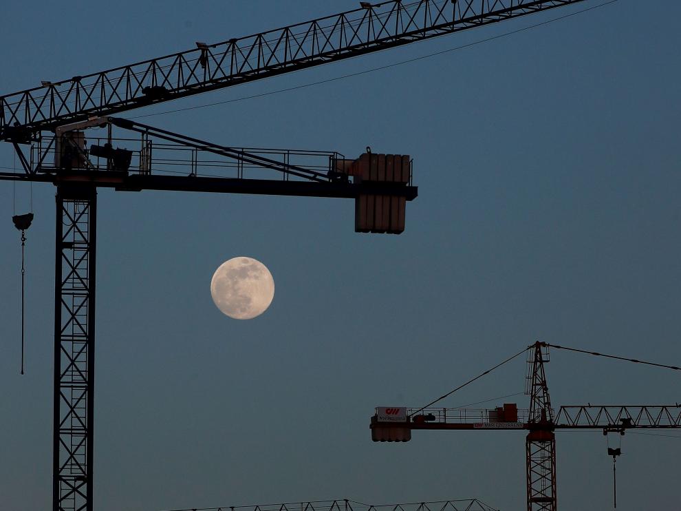 Imágenes que deja la luna llena en España.