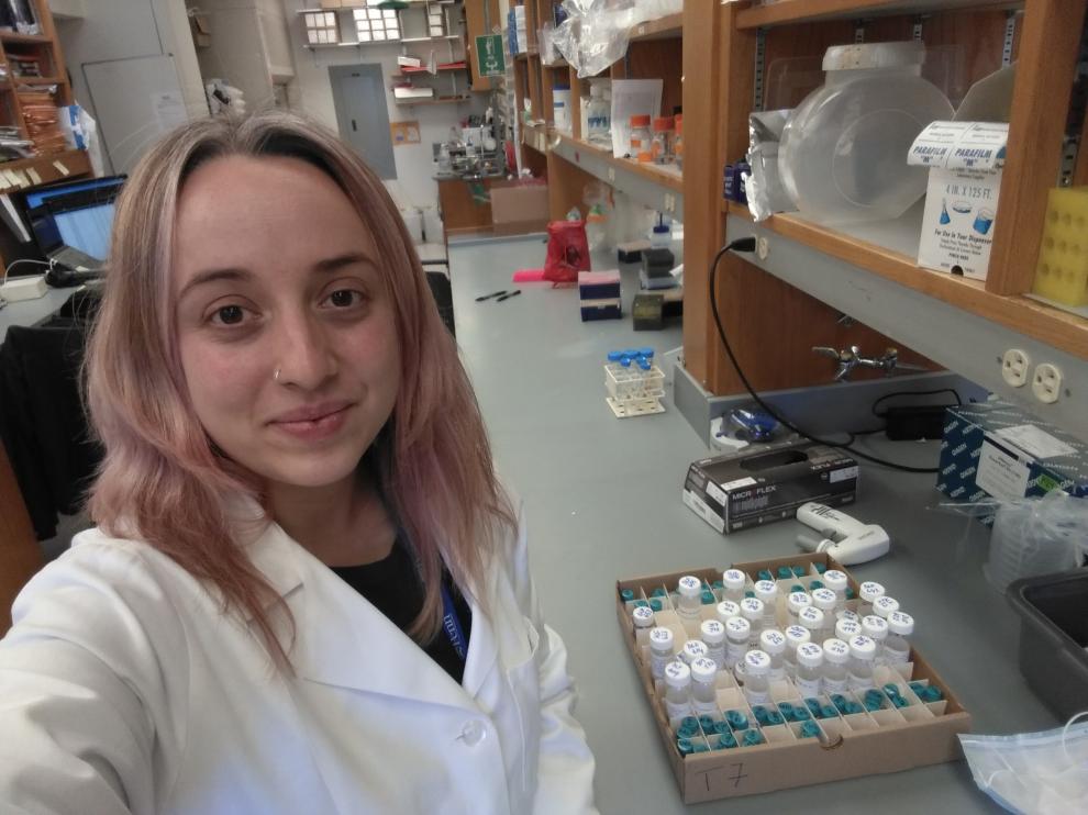 Esther Broset se fotografía junto a los péptidos antimicrobianos.