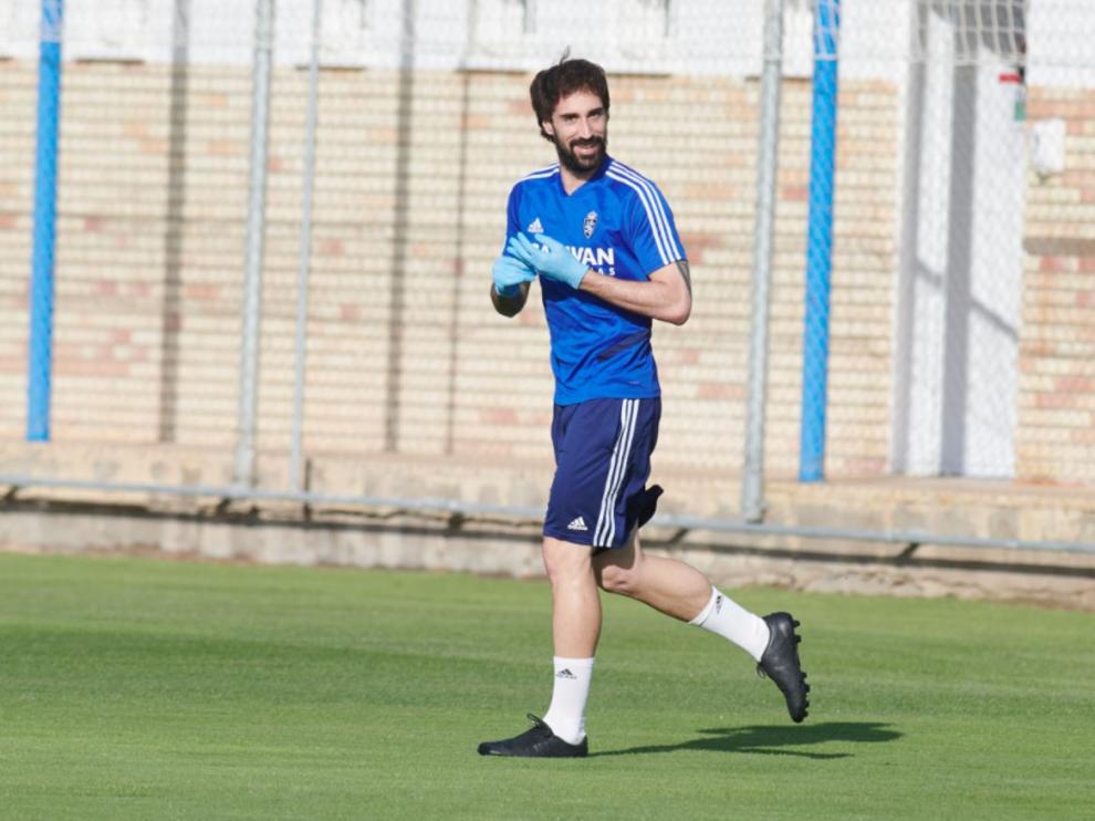 Íñigo Eguaras, con una frondosa barba y pelo larto, sonriente, fue de los primeros en cubrir su entrenamiento individualizado en la vuelta a la Ciudad Deportiva. No pudo acabarlo.