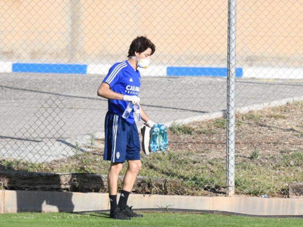 Los jugadores del Real Zaragoza ya pisan el césped de la Ciudad Deportiva tras superar los test del coronavirus.