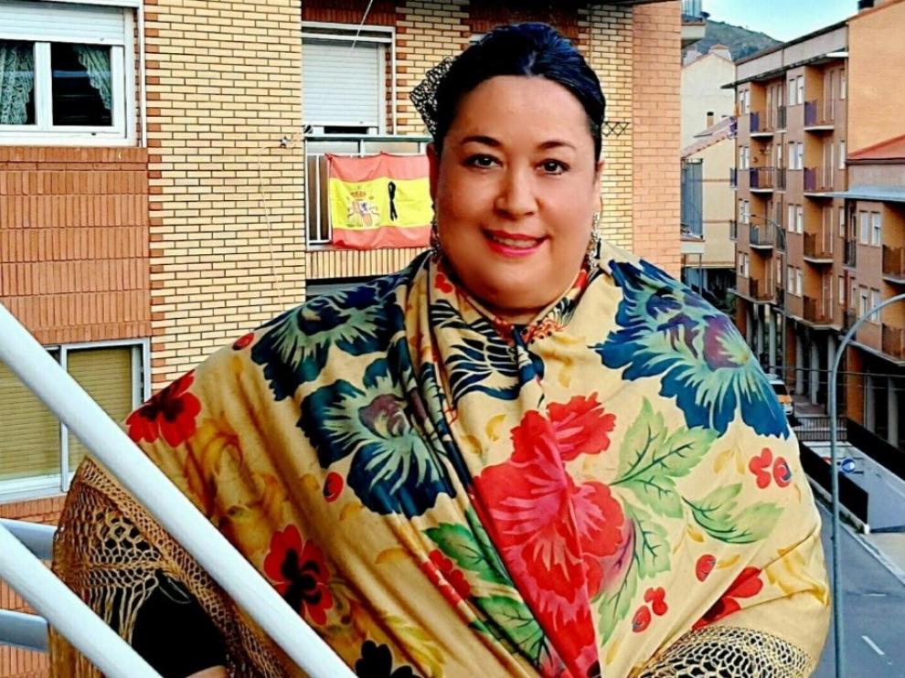 Mari Carmen García, preparada para cantar en su balcón.