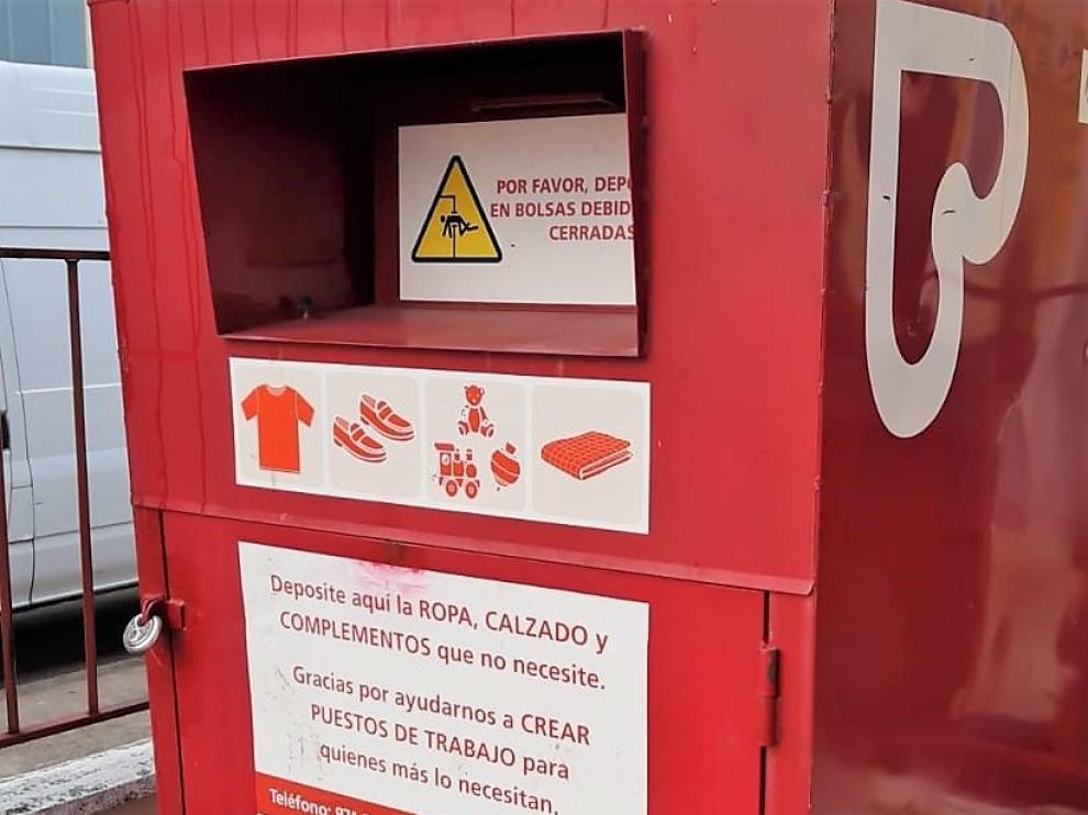 Uno de los contenedores de Carinsertas para depositar la ropa en Huesca.