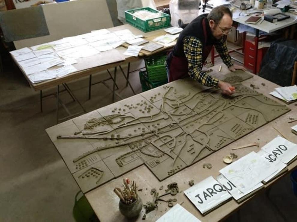 Fernando Malo con el mapa cerámico de Jarque de Moncayo