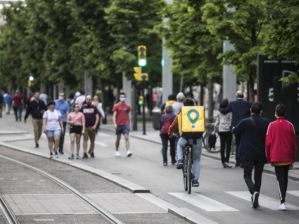 La calles de Zaragoza se llenan a la hora del paseo