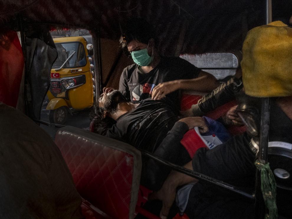 Un manifestante inconsciente durante los enfrentamientos en Bagdad (Irak) en noviembre 2019 Finalista del World Press Photo Foto