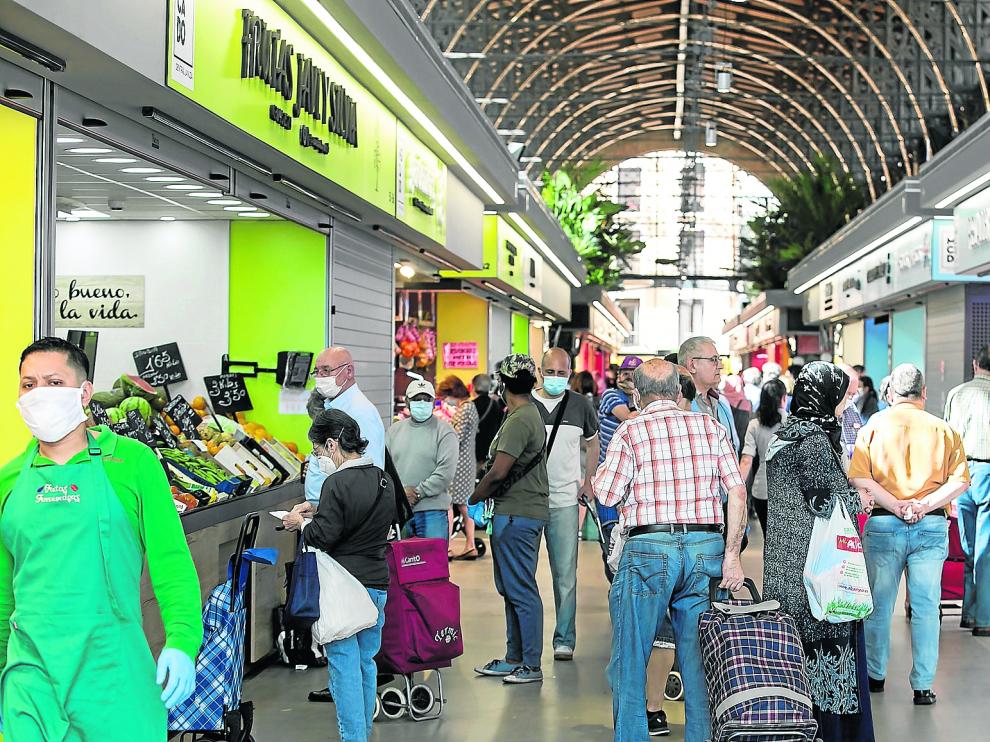 Numerosos clientes realizaban sus compras el pasado miércoles en el Mercado Central de Zaragoza.