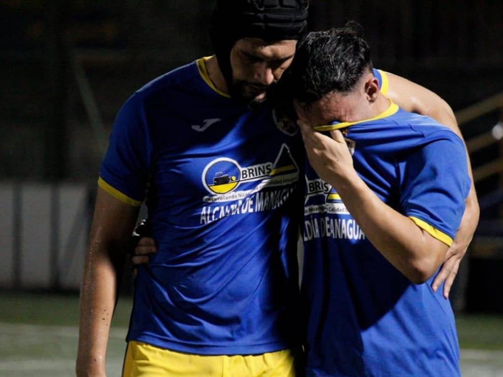 Pablo Gállego, a la derecha, consolado por un compañero del Managua.