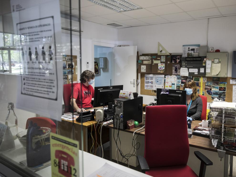 Conserjería del edificio de Interfacultades de la Universidad de Zaragoza, donde algunos trabajadores han vuelto este lunes a su puesto.